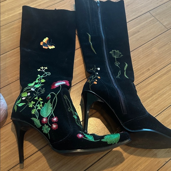 Embroidered Black Boots with Floral Design - Picture 4 of 10